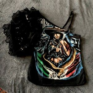 Boutique GEM!!

Sequin detail on the one puffed sleeve